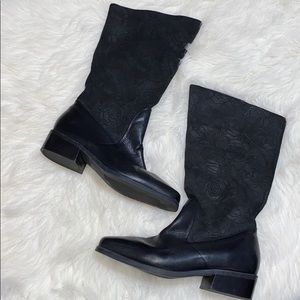 💥FLASH SALE💥 Leather rose embossed Markon boots